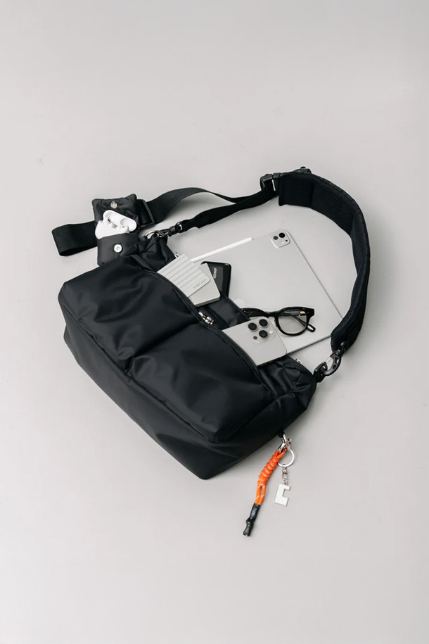 (CLESSTE) 멀티 포켓 홀리데이 백 - 블랙은 여행룩, 캐주얼, 미니멀, 시티보이 스타일을 위한 남성용 가방입니다. 옥스포드 원단으로 제작되어 생활 방수 기능과 경량성을 갖췄으며, 11인치 아이패드 수납이 가능합니다. 다수의 외부 포켓과 4개의 내부 포켓, 지퍼형 잠금 방식으로 실용적인 수납 공간을 제공합니다. 무지 패턴의 사각 가방 디자인에 카라비너 장식이 더해져 세련된 느낌을 선사합니다. 여행 및 일상에서 폭넓게 활용할 수 있는 데일리 백입니다.
