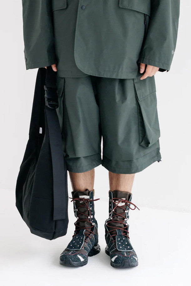 (CLESSTE) 소프트 쉘 시스템 어드저스터 백 - 블랙은 미니멀, 캐주얼, 시크 스타일을 추구하는 남성 고객을 위한 가방입니다. 부드러운 나일론 소재의 반원 형태 크로스백으로, 블랙 색상에 버클 디테일로 포인트를 주었습니다. 가방 내부에는 넉넉한 수납공간이 마련되어 있으며, 스트랩 조절을 통해 편리하게 사이즈를 조절할 수 있습니다. 일상생활에서 다양한 소지품을 안전하고 스타일리시하게 휴대할 수 있는 실용적인 아이템입니다.
