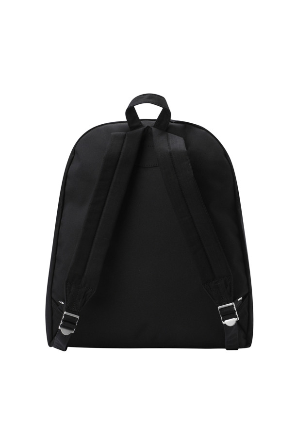 (NANAMICA) 데이 팩 - 블랙은 코튼, 나일론, 코듀라 소재를 사용하여 튼튼하고 미니멀한 디자인을 자랑하는 가방입니다. 사각형 모양에 전면 유틸리티 포켓과 지퍼형 잠금 방식으로 실용성을 더했습니다. 미디엄 사이즈로 일상 및 여행 시 넉넉한 수납 공간을 제공하며, 캐주얼 및 미니멀 스타일의 여행룩에 잘 어울립니다. 블랙 컬러의 무지 디자인으로 어떤 스타일에도 쉽게 매치할 수 있습니다. 데일리 백으로 활용하기 좋은 아이템입니다.
