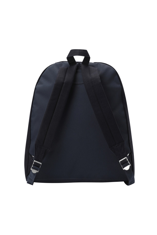 (NANAMICA) 데이 팩 - 네이비는 남성을 위한 가방으로, 출근룩, 여행룩, 비즈니스 캐주얼에 어울리는 미니멀, 클래식, 시티보이 스타일의 백팩입니다. 면과 나일론 혼방의 튼튼한 소재로 제작되었으며, 네이비 컬러의 무지 패턴 디자인이 특징입니다. 데이 팩은 유틸리티 포켓을 갖춰 수납력을 높였습니다. 어떤 잠금 방식도 적용되지 않았으며, 심플하고 실용적인 디자인으로 다양한 스타일에 매치하기 좋습니다.
