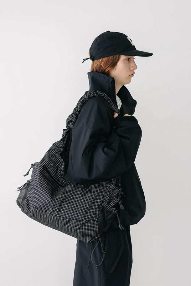 (CLESSTE) 다이니마 애슬레틱 백 - 블랙은 피트니스와 일상에서 모두 활용 가능한 남성용 숄더백입니다. 가볍고 내구성이 뛰어난 다이니마 소재의 미디엄 사이즈 사각 가방으로, 미니멀하고 스포티한 스타일을 연출합니다. 지퍼형 잠금 방식으로 소지품을 안전하게 보관할 수 있으며, 무지 디자인으로 어떤 스타일에도 잘 어울립니다. 피트니스룩에 완벽하게 매치되어 활동적인 당신의 스타일을 완성해 보세요.
