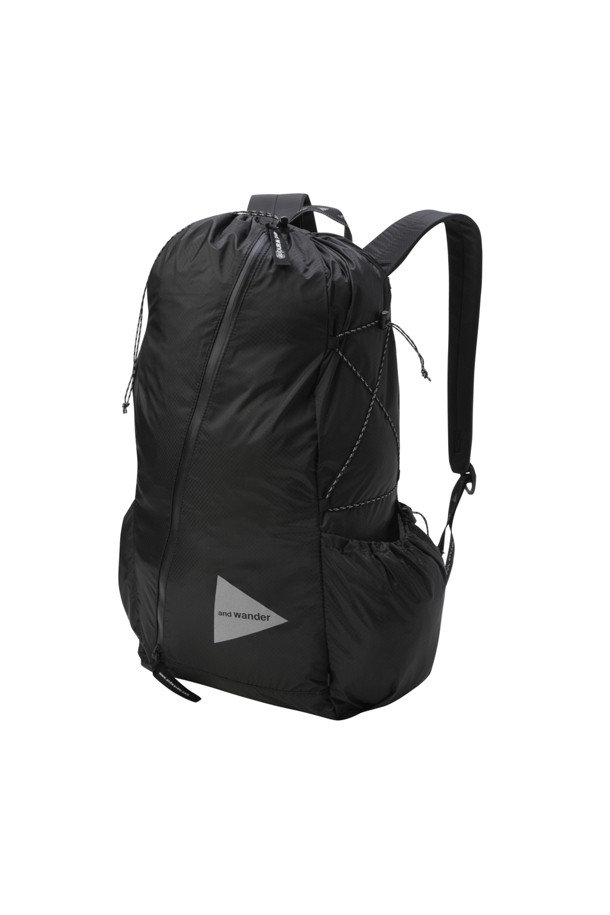 (앤드 와인더) 실 데이백 - 블랙은 일상과 하이킹에 적합한 남성용 데이백입니다. 방수 기능을 갖춘 사각 디자인으로, CORDURA 원단을 사용하여 내구성을 높였습니다. 넉넉한 수납을 위한 사이드 포켓과 내부 포켓, 그리고 지퍼형 잠금 방식을 갖추고 있습니다. 미니멀하고 캐주얼한 스타일을 연출하며, 로고 패턴으로 포인트를 더했습니다. 나일론과 실리콘 소재를 사용하여 가볍고 실용적인 데이백입니다.
