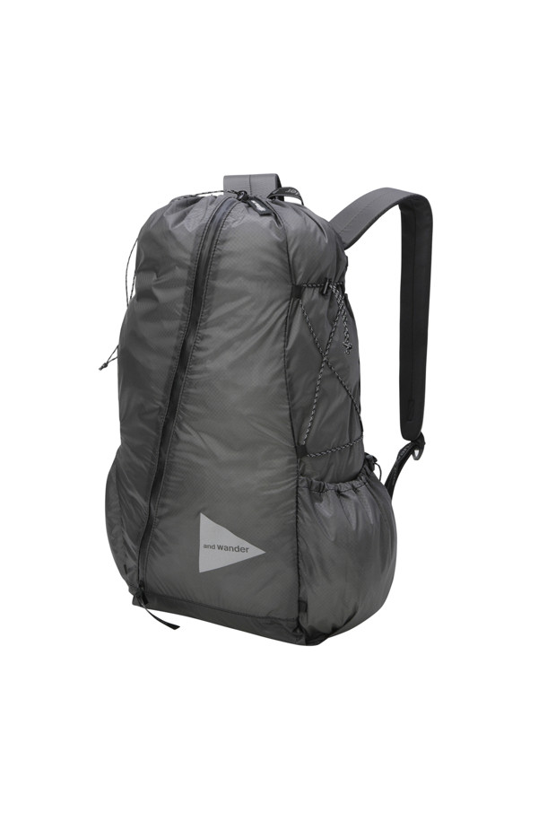 (AND WANDER) 실 데이백 - 그레이는 하이킹과 일상에서 활용하기 좋은 데이백입니다. INVISTA 실리콘 코팅 CORDURA 나일론 원단을 사용하여 방수 기능을 갖췄으며, 내부 포켓과 사이드 포켓으로 수납력을 높였습니다. 미디엄 사이즈의 사각 가방으로, 캐주얼, 고프코어, 미니멀 스타일의 등산룩과 여행룩에 잘 어울립니다. 그레이 컬러에 로고 패턴이 더해져 디자인 포인트를 더했습니다. 지퍼형 잠금 방식으로 내용물을 안전하게 보관할 수 있습니다.
