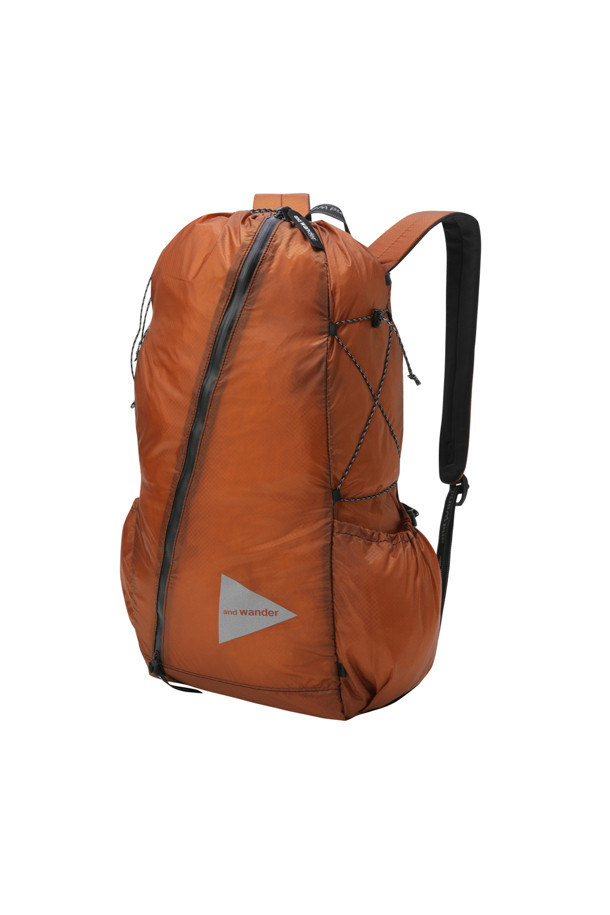 (앤드 와인더) 실 데이팩 - D.ORANGE는 하이킹 및 일상 사용에 적합한 남성용 데이팩입니다. 다크오렌지 컬러의 사각 형태 가방으로, 로고 패턴이 특징입니다. CORDURA 원단과 INVISTA 실리콘 코팅을 사용하여 방수 기능을 갖췄으며, 미디엄 사이즈로 제작되었습니다. 사이드 포켓과 내부 포켓이 있어 수납이 용이하며, 지퍼형 잠금 방식으로 내용물을 안전하게 보관할 수 있습니다. 고프코어 및 캐주얼, 미니멀 스타일의 등산룩과 여행룩에 매치하기 좋습니다.
