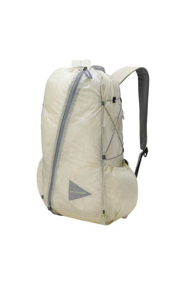 (앤드 원더) 실 데이백 - 오프 화이트는 일상과 하이킹에 적합한 미디엄 사이즈의 데이백입니다. 방수 기능을 갖춘 사각 디자인으로, 로고 패턴이 특징이며, CORDURA 원단을 사용하여 내구성을 높였습니다. 남성용 가방으로, 오프 화이트 색상이며, 사이드 포켓과 내부 포켓이 있어 수납이 용이합니다. 여행룩, 등산룩에 어울리는 캐주얼, 미니멀, 고프코어 스타일 연출에 활용할 수 있습니다. 나일론과 실리콘 소재로 제작되었습니다.

