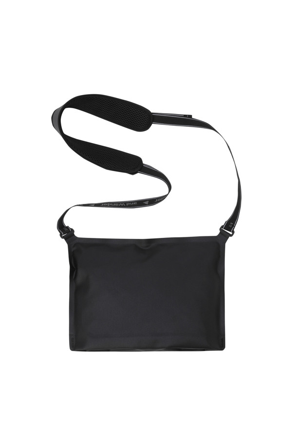 (AND WANDER) 워터프루프 사코슈 - 블랙은 2L 미디엄 사이즈의 블랙 컬러 사코슈입니다. 420D 나일론 TPU 코팅 소재로 제작되어 방수 기능을 제공하며, 가볍게 휴대할 수 있습니다. 무봉제 웰더 접합 방식으로 제작되어 내구성을 높였으며, 사각 형태에 지퍼형 잠금 방식으로 내용물을 안전하게 보관할 수 있습니다. 일상 및 여행 시, 미니멀, 시티보이, 캐주얼 스타일의 여행룩, 출근룩에 매치하여 스타일리시하게 연출해보세요.
