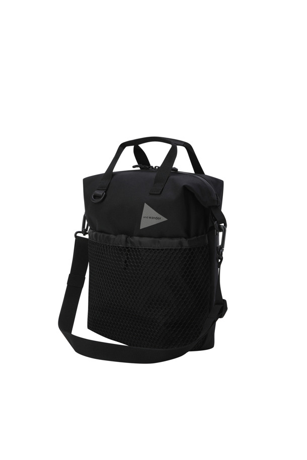 (AND WANDER) PE/CO 2WAY BAG - BLACK는 면과 폴리에스테르 혼방 소재의 블랙 컬러 숄더백입니다. 2-way 디자인으로, 필요에 따라 다양한 스타일 연출이 가능하며, 넉넉한 수납을 위한 대형 포켓과 지퍼형 잠금 방식을 갖췄습니다. 미디엄 사이즈의 사각 형태 가방으로, 캐주얼 및 스포티한 스타일 연출에 적합하며, 도시 사용과 아웃도어 활동 모두에 적합합니다. 완전 방수 기능을 제공하여 궂은 날씨에도 내용물을 안전하게 보호합니다. 미니멀한 디자인으로 어떤 룩에도 잘 어울립니다.

