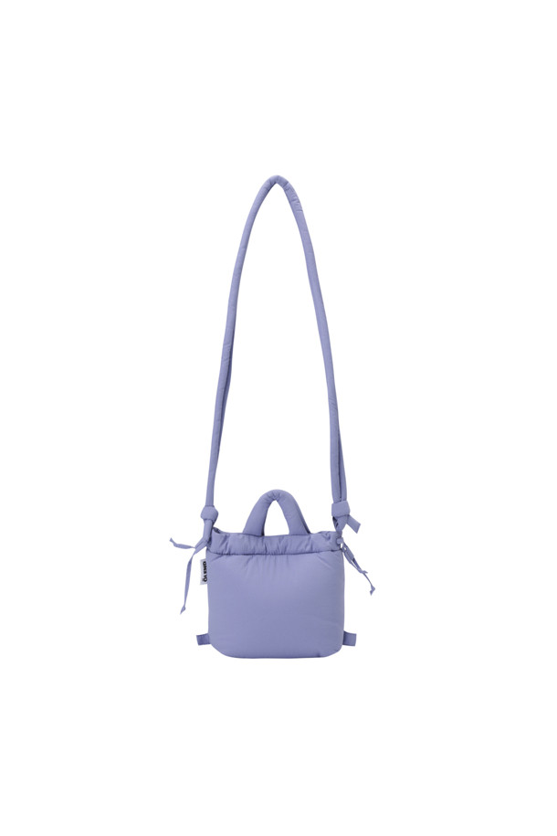 마이크로 오나 소프트 백 (LILAC)은 여성스러운 라일락 컬러의 미디엄 사이즈 크로스백입니다. 데이트룩, 쇼핑룩에 어울리며 미니멀, 캐주얼, 클래식 스타일 모두 소화 가능합니다. 가볍고 푹신한 사용감과 생활 방수가 가능한 실용적인 디자인이 특징이며, 최대 110cm까지 조절 가능한 스트랩으로 편안하게 착용할 수 있습니다. 내부에는 지퍼 포켓이 있어 소지품을 안전하게 보관할 수 있으며, 자석형과 지퍼형 잠금 방식으로 내용물을 꼼꼼하게 보호합니다. 사각형 디자인에 무지 패턴으로 깔끔함을 더한 데일리 백입니다.
