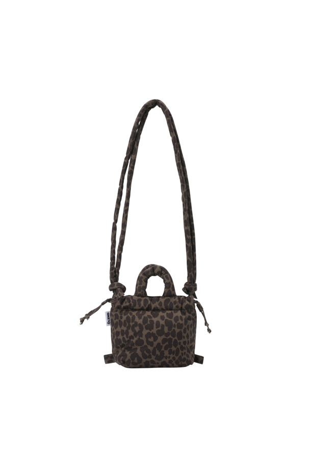 **MICRO ONA SOFT BAG - 레오파드**는 여성스러운 스타일을 완성하는 미니 사이즈 가방입니다. 부드러운 푹신함과 가벼운 착용감이 특징이며, 데이트룩, 쇼핑룩, 카페룩 등 다양한 TPO에 활용하기 좋습니다. 레오파드 패턴과 사각 디자인이 레트로, 캐주얼, 미니멀 스타일을 연출하며, 생활 방수 기능으로 실용성을 더했습니다. 스트랩은 최대 110cm까지 조절 가능하며, 내부 지퍼 포켓이 있어 수납도 용이합니다.
