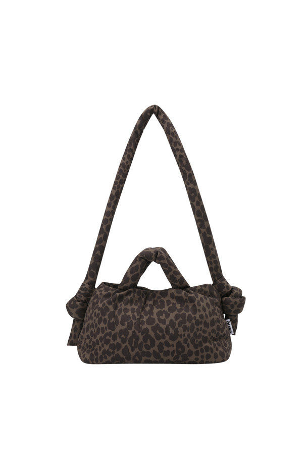 MINI ONA SOFT BAG - 레오파드
브라운과 블랙 컬러의 레오파드 패턴이 돋보이는 여성용 미니백입니다. 스몰 사이즈로, 데이트룩, 카페룩, 모임룩 등 다양한 TPO에 맞춰 클래식, 미니멀, 캐주얼 스타일을 연출할 수 있습니다. 가볍고 푹신한 착용감이 특징이며, 스트랩 조절이 가능하여 편리합니다. 자석형 및 지퍼형 잠금 방식으로 내용물을 안전하게 보관할 수 있으며, 내부 포켓 2개와 외부 지퍼 포켓 1개로 수납력을 높였습니다. 스트랩은 최대 100cm까지 조절 가능합니다.
