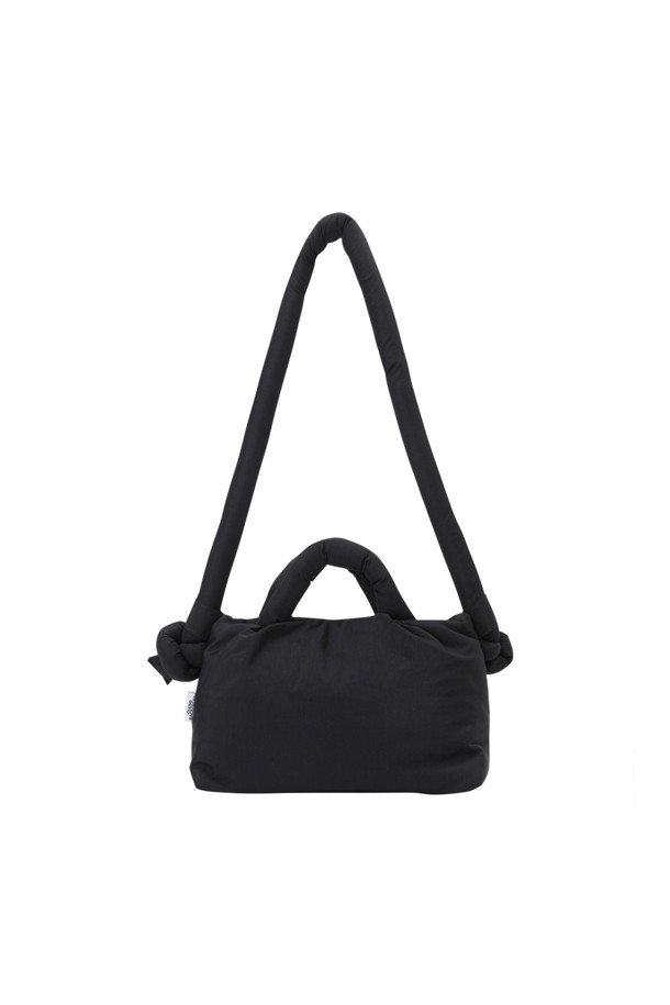 미니 오나 소프트 백 - 블랙은 여성용 가방으로, 미니멀, 클래식, 시크한 스타일을 추구하는 분들께 적합합니다. 데이트룩, 쇼핑룩, 카페룩 등 다양한 TPO에 매치하기 좋으며, 넉넉한 수납력을 위한 내부 포켓 2개와 외부 지퍼 포켓 1개를 갖추었습니다. 사각 형태의 스몰 사이즈 가방으로, 생활 방수가 가능하여 실용적입니다. 자석형 잠금방식으로 간편하게 여닫을 수 있으며, 최대 100cm까지 스트랩 조절이 가능합니다.
