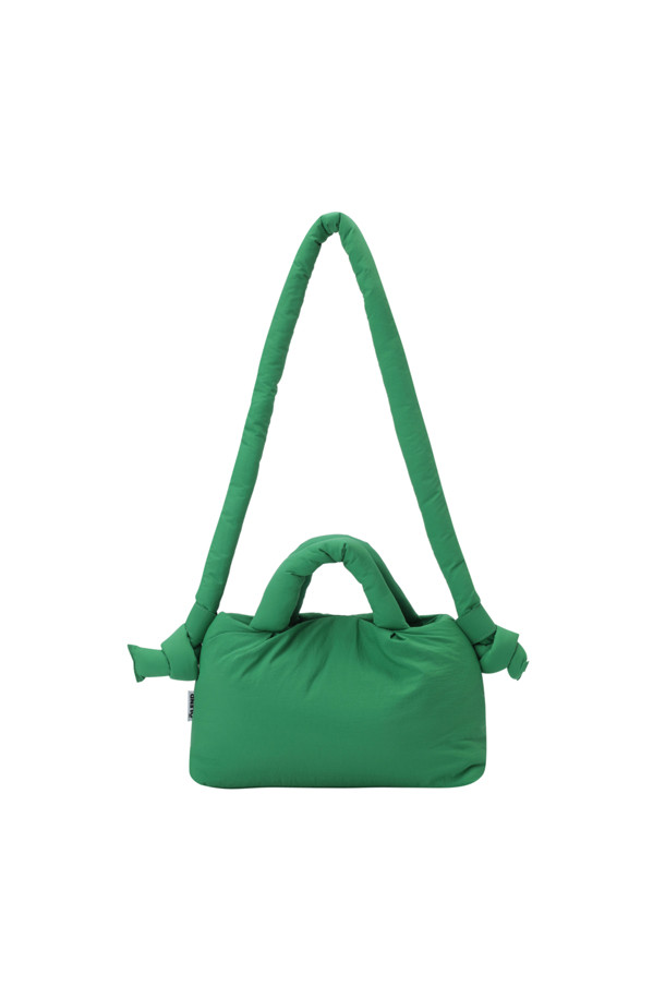 미니 오나 소프트 백 - 그린은 여성용 숄더백으로, 미니멀, 클래식, 캐주얼 스타일을 연출하기 좋습니다. 부드러운 텍스처와 가벼운 무게로 편안하게 착용할 수 있으며, 생활 방수가 가능하여 실용적입니다. 데이트룩, 쇼핑룩, 카페룩 등 다양한 TPO에 잘 어울리며, 최대 100cm까지 조절 가능한 스트랩으로 숄더백 또는 크로스백으로 활용 가능합니다. 내부에는 2개의 포켓과 1개의 지퍼 포켓이 있어 수납력을 높였으며, 자석형 잠금 방식으로 간편하게 여닫을 수 있습니다.
