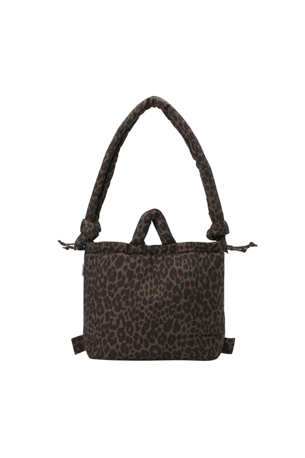 ONA 소프트 백 - 레오파드 (ONA 소프트 백 - 레오파드)는 여성용 숄더백입니다. 브라운과 블랙 색상으로 출시되었으며, 라지 사이즈에 레오파드 패턴이 돋보이는 디자인입니다. 생활 방수 기능과 최대 17인치 노트북 수납이 가능하며, 푹신하고 가벼운 소재로 제작되어 편안하게 사용할 수 있습니다. 스트랩 조절이 가능하며, 내부 포켓 1개와 외부 포켓 1개가 있어 수납력을 높였습니다. 일상, 출근룩, 여행룩 등 다양한 TPO에 활용 가능하며, 클래식, 캐주얼, 미니멀 스타일을 연출하기 좋습니다. 자석형 잠금 방식으로 편리하며 숄더백, 핸드백, 백팩 3가지 형태로 활용할 수 있습니다.
