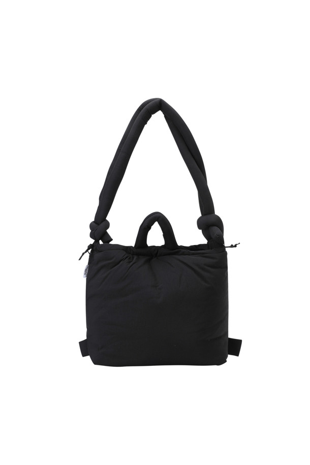 ONA 소프트 백 - 블랙은 미디엄 사이즈의 사각 가방으로, 여성 고객을 위한 블랙 컬러의 무지 가방입니다. 생활 방수 기능을 갖춰 실용적이며, 17인치 노트북 수납이 가능합니다. 핸드백, 숄더백, 백팩 3가지 방식으로 연출할 수 있으며, 스트랩 길이 조절을 통해 다양한 스타일을 소화할 수 있습니다. 가볍고 편안한 소재로 제작되었으며, 외부 지퍼 포켓 1개와 내부 포켓 1개가 있어 수납력을 높였습니다. 출근룩, 오피스룩, 모임룩 등 다양한 TPO에 미니멀, 클래식, 시크한 스타일을 더해 보세요.
