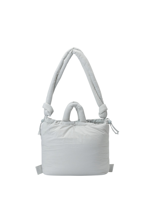 ONA 소프트 백 - 펄 그레이는 여성용 가방으로, 일상과 출근룩, 여행룩에 모두 잘 어울리는 제품입니다. 미니멀, 캐주얼, 클래식 스타일을 추구하는 분들께 적합하며, 라지 사이즈의 사각형 디자인이 특징입니다. 가볍고 푹신한 소재에 생활 방수 기능, 노트북 수납, 스트랩 조절이 가능하며, 핸드백, 숄더백, 백팩 3가지 방식으로 활용할 수 있습니다. 펄 그레이 컬러의 무지 디자인으로, 외부 지퍼 포켓 1개와 내부 포켓 1개, 자석형 잠금 방식으로 편리함과 실용성을 더했습니다.
