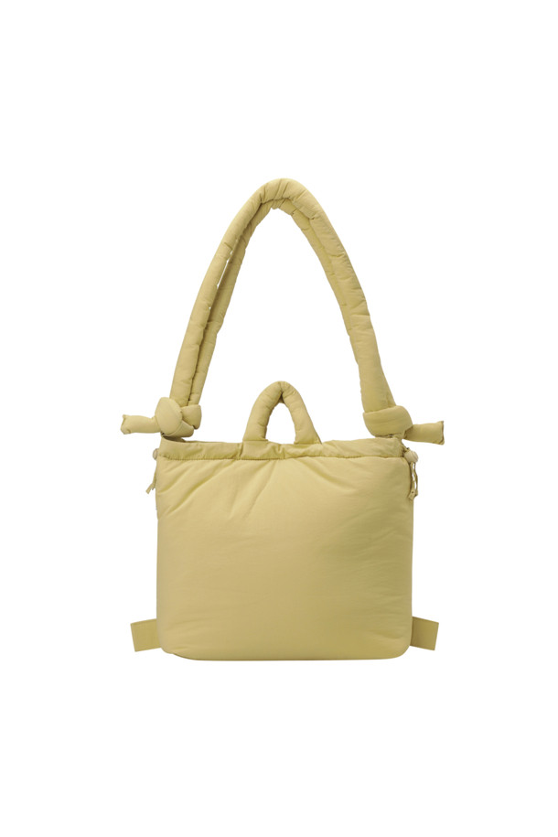 ONA 소프트 백 - 라임은 여성 고객을 위한 미디엄 사이즈의 사각 가방입니다. 라임 컬러의 무지 디자인으로, 미니멀, 캐주얼, 클래식 스타일을 선호하는 분들께 적합합니다. 생활 방수 기능과 17인치 노트북 수납이 가능하여 실용성을 높였으며, 핸드백, 숄더백, 백팩 3가지 형태로 연출할 수 있습니다. 가볍고 푹신한 소재로 제작되었으며, 최대 100cm까지 조절 가능한 스트랩과 자석형 잠금 방식으로 편의성을 더했습니다. 데이트룩, 쇼핑룩, 카페룩 등 다양한 TPO에 활용하기 좋습니다.
