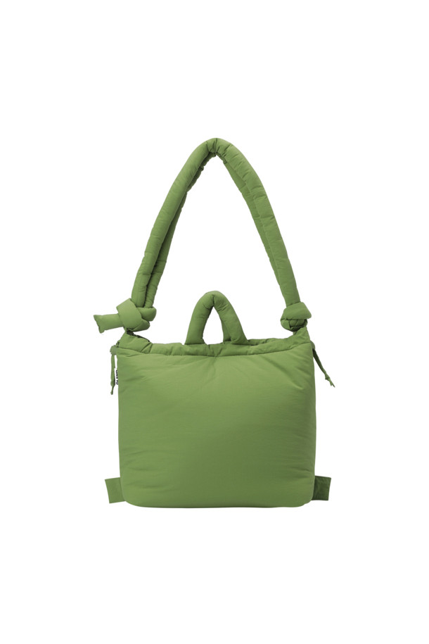 ONA 소프트 백 - 말차는 여성용 가방으로, 말차 및 그린 색상으로 출시되었습니다. 넉넉한 수납력을 자랑하는 라지 사이즈의 무지 가방으로, 3가지 스타일(핸드백/숄더백/백팩)로 연출할 수 있습니다. 가볍고 푹신한 소재에 생활 방수 기능이 더해져 실용적이며, 최대 100cm까지 길이 조절 가능한 스트랩이 있습니다. 17인치 노트북 수납이 가능하며 내부 포켓 1개와 외부 지퍼 포켓 1개가 있어 편리합니다. 자석형 잠금 방식으로, 카페룩, 여행룩, 출근룩 등 다양한 TPO에 미니멀, 캐주얼, 클래식 스타일로 코디하기 좋습니다.
