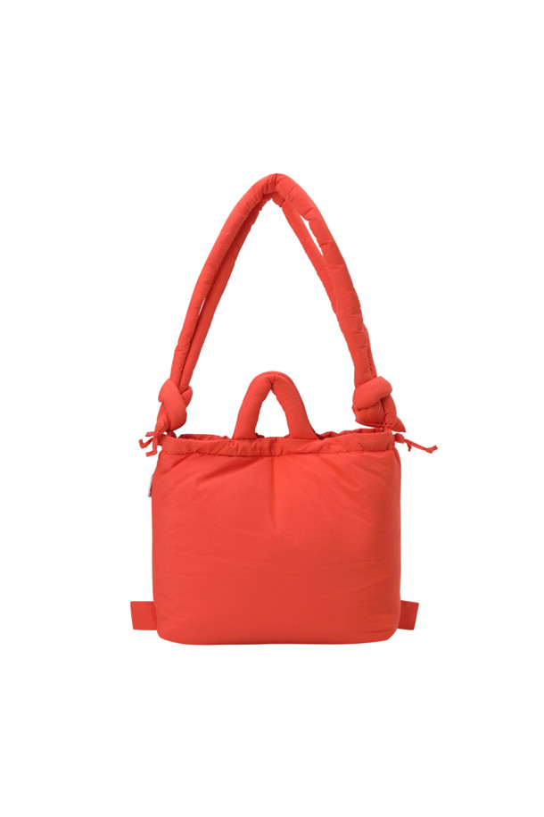 ONA 소프트 백 - 코랄은 여성용 가방으로, 미니멀, 캐주얼, 클래식 스타일을 추구하는 분들께 적합합니다. 푹신한 소재와 생활 방수 기능으로 편안함과 실용성을 갖췄으며, 데이트룩, 쇼핑룩, 카페룩 등 다양한 TPO에 활용할 수 있습니다. 17인치 노트북 수납이 가능하며, 핸드백, 숄더백, 백팩 3way로 활용할 수 있어 실용적입니다. 코랄 컬러의 무지 디자인에 자석형 잠금 방식을 적용했으며, 스트랩은 최대 100cm까지 조절 가능합니다. 외부 지퍼 포켓 1개와 내부 포켓 1개가 있어 수납력을 높였습니다.
