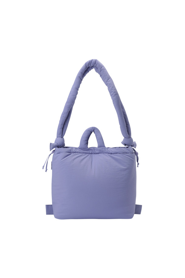ONA 소프트 백 - 라일락은 여성용 가방으로, 미디엄 사이즈의 사각 쉐입을 갖춘 제품입니다. 부드럽고 푹신한 소재에 라일락 컬러의 무지 디자인으로, 미니멀, 캐주얼, 클래식 스타일을 선호하는 분들께 추천합니다. 생활 방수 기능과 노트북 수납이 가능하며, 핸드백, 숄더백, 백팩 3way로 활용할 수 있어 실용적입니다. 최대 100cm까지 조절 가능한 스트랩과 외부 지퍼 포켓, 내부 포켓 1개, 자석형 잠금 방식으로 편리함을 더했습니다. 데이트룩, 쇼핑룩, 카페룩 등 다양한 TPO에 잘 어울립니다.
