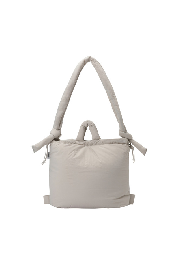 ONA 소프트 백 - 샌드 (ONA SOFT BAG - SAND)는 여성용 가방으로, 미니멀, 클래식, 캐주얼 스타일을 추구하는 분들께 적합합니다. 샌드 컬러의 무지 디자인에 사각형 모양으로, 출근룩과 여행룩에 모두 잘 어울립니다. 가볍고 생활 방수가 가능한 소재로 제작되어 있으며, 최대 17인치 노트북 수납이 가능한 넉넉한 라지 사이즈입니다. 핸드백, 숄더백, 백팩 3가지 방식으로 활용 가능하며, 최대 100cm까지 스트랩 조절이 가능합니다. 외부 지퍼 포켓 1개와 내부 포켓 1개가 있어 수납력을 높였으며, 자석형 잠금 방식으로 편리하게 사용 가능합니다.