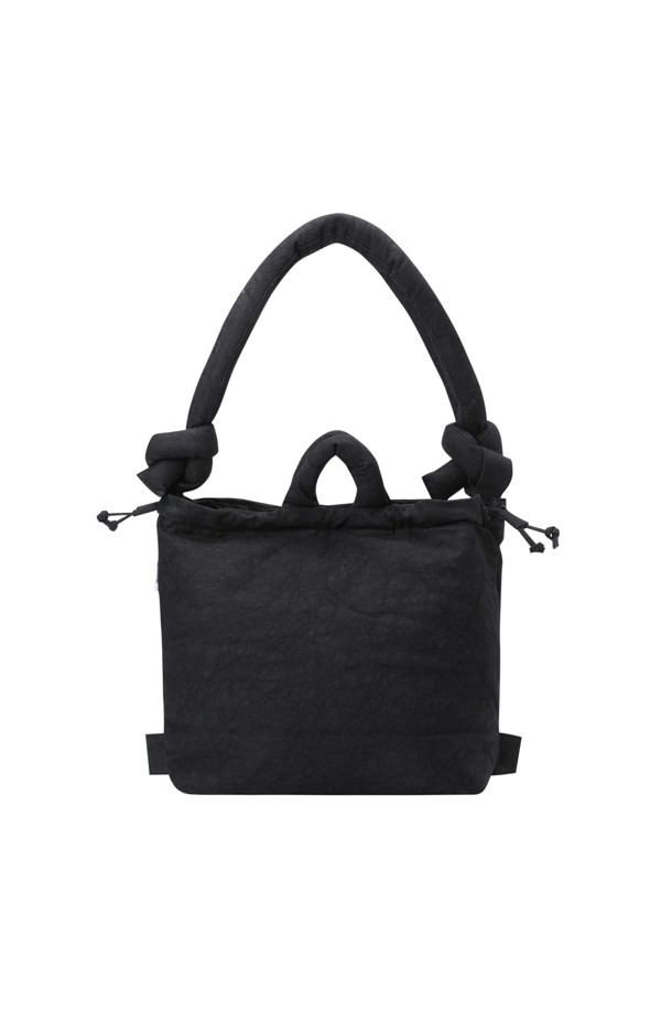 **ONA 워시드 백 - 블랙**은 여성용 가방으로, 미니멀, 캐주얼, 클래식 스타일을 추구하는 분들께 적합합니다. 워시드 코튼 소재의 블랙 컬러, 사각 모양의 라지 사이즈 가방으로, 출근룩, 여행룩, 쇼핑룩 등 다양한 TPO에 활용할 수 있습니다. 최대 100cm까지 스트랩 조절이 가능하며, 17인치 노트북 수납이 가능하여 실용성을 더했습니다. 생활 방수 기능과 자석형 잠금 방식으로 편리하며, 내부 포켓 1개와 외부 포켓 2개로 수납력을 높였고, 세탁 또한 가능합니다.
