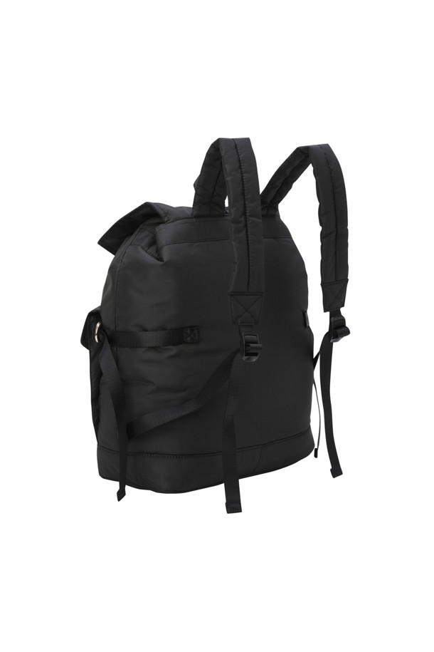 리사이클드 테크 백팩 - 블랙은 여성용 미디엄 사이즈 백팩입니다. 무지 패턴에 버클 장식이 돋보이며, 나일론 소재로 제작되어 튼튼합니다. 수납공간, 지퍼, 스트랩 길이 조절 기능을 갖춰 실용적이며, 가방 모양은 사각형입니다. 버클형과 지퍼형 잠금 방식으로 내용물을 안전하게 보관할 수 있으며, 재활용 소재를 사용하여 환경까지 생각했습니다. 출근룩, 여행룩 등 다양한 TPO에 미니멀, 캐주얼, 시크 스타일로 연출하기 좋습니다.
