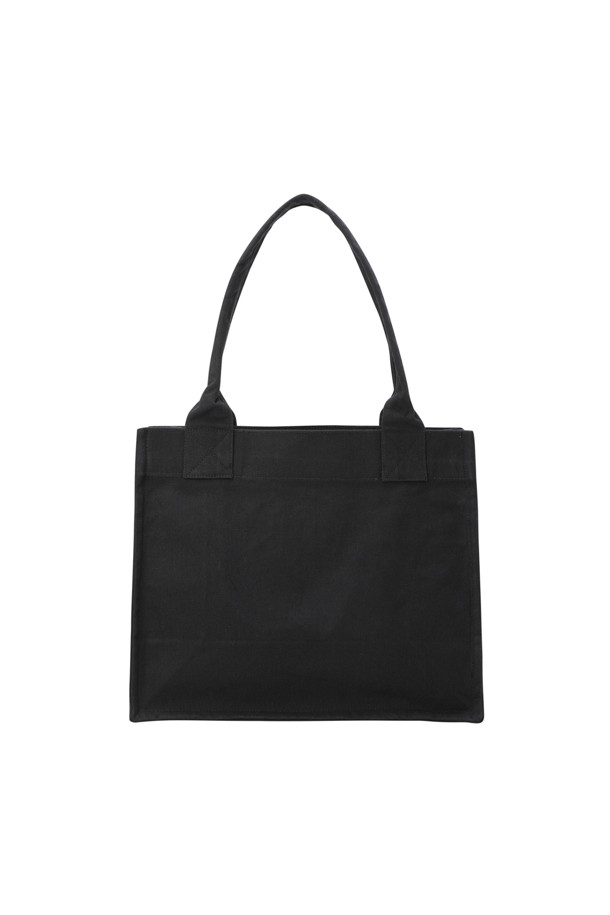 Large Easy Shopper Contrasted Logo - 팬텀은 미니멀하고 클래식한 스타일의 여성용 쇼퍼백입니다. 블랙과 화이트 컬러 조합으로, 넉넉한 라지 사이즈의 사각형 가방입니다. 로고 패턴과 자수 디자인 장식이 특징이며, 심플한 디자인으로 일상에서 활용하기 좋습니다. 친환경 메시지를 담아 제작되었습니다.
