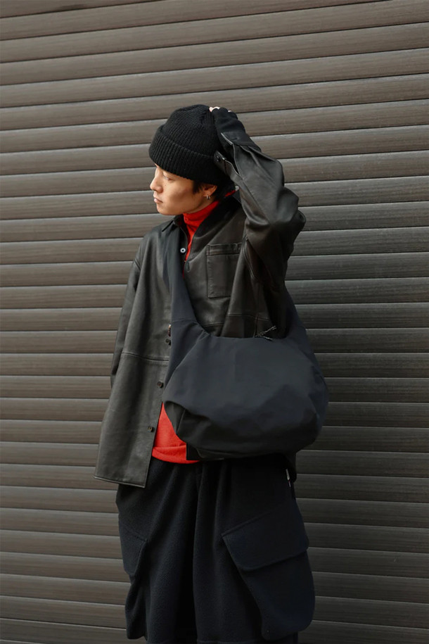 (CLESSTE) 소프트쉘 시스템 백(M) - 블랙은 미니멀하고 시크한 스타일을 추구하는 남성 고객을 위한 가방입니다. 부드러운 소프트쉘 소재로 제작되어 편안한 착용감을 제공하며, 미디엄 사이즈로 일상 및 캐주얼, 출근룩에 적합합니다. 블랙 컬러의 무지 디자인에 반원 형태의 가방 모양과 지퍼형 잠금 방식으로 깔끔함을 더했습니다. 숄더백 또는 크로스백으로 활용 가능하며, 넉넉한 수납공간을 제공하여 실용성을 높였습니다.
