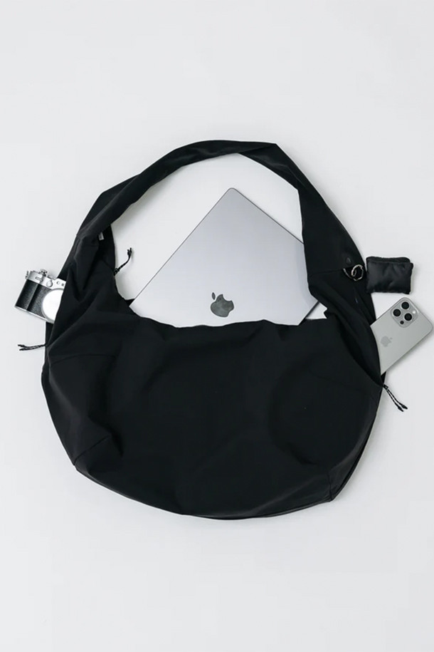 (CLESSTE) 소프트 쉘 시스템 백(L) - 블랙은 남성을 위한 라지 사이즈의 시스템 백입니다. 소프트쉘 소재로 제작되어 생활 방수 기능을 갖춘 실용적인 가방입니다. 무지 패턴의 사각 디자인으로, 미니멀, 클래식, 시크 스타일을 추구하는 분들께 적합합니다. 지퍼형 잠금 방식으로 내용물을 안전하게 보관하며, 일상과 여행 시 짐을 넉넉하게 수납할 수 있습니다. 여행룩과 출근룩에 모두 잘 어울리는 활용도 높은 아이템입니다.
