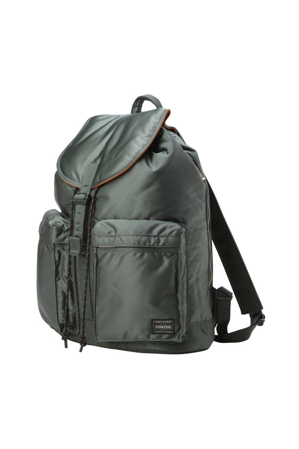 (PORTER) 탱커 럭색 - 그린은 일상과 여행 모두에 적합한 남성용 백팩입니다. 미니멀, 캐주얼, 시티보이 스타일을 추구하는 분들께 추천하며, 넉넉한 수납공간을 제공합니다. 식물성 나일론 소재를 사용하여 내구성을 높였으며, 플랩 디자인과 조임 끈, 지퍼형 잠금 방식이 특징입니다. (PORTER) 탱커 시리즈 특유의 사각 형태 디자인과 그린 컬러, 무지 패턴이 세련된 느낌을 선사합니다. 정품 파우치를 포함하여 실용성을 더했습니다.
