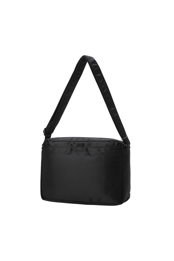 (PORTER) 텐커 슬링 백 W 지퍼 (L) - 블랙은 남성 고객을 위한 라지 사이즈의 슬링백입니다. 무지 패턴의 블랙 컬러 나일론 소재로 제작되어 미니멀, 시크, 캐주얼 스타일을 연출하기 좋습니다. 내부 포켓, 뒷면 포켓 등 넉넉한 수납공간을 제공하며, 지퍼형 잠금 방식으로 내용물을 안전하게 보호합니다. 여행룩, 출근룩, 비즈니스 캐주얼 등 다양한 TPO에 활용 가능하며, 정품 파우치를 포함합니다.
