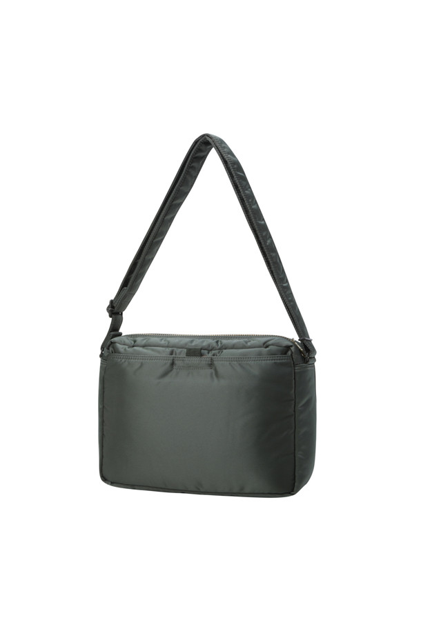 (PORTER) 탠커 슬링백 W 지퍼 (L) - 그린은 남성용 슬링백으로, 여행룩, 휴가룩, 출근룩 등 다양한 TPO에 활용 가능한 제품입니다. 미니멀, 캐주얼, 시티보이 스타일을 연출하기에 적합하며, 나일론 소재로 제작되어 가볍고 내구성이 뛰어납니다. 라지 사이즈 슬링백으로 수납력이 뛰어나며, 지퍼형 잠금 방식으로 내용물을 안전하게 보호합니다. 내부 포켓, 뒷면 포켓 등 넉넉한 수납공간과 정품 파우치까지 포함되어 실용성을 더했습니다.
