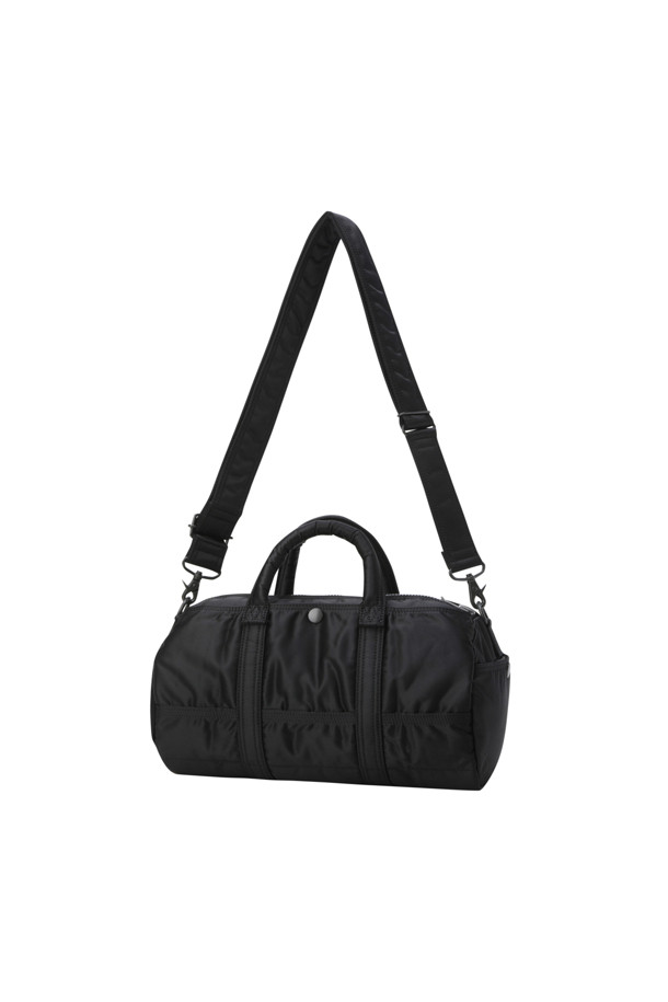 (PORTER) 탱커 롤 백 - 블랙은 100% 식물성 나일론 소재로 제작된 남성용 롤백입니다. 미디엄 사이즈의 블랙 컬러 무지 디자인으로, 스포티, 미니멀, 캐주얼 스타일을 연출하기 좋습니다. 지퍼형 잠금 방식에 2-WAY 기능, 탈부착 스트랩, 외부 사이드 포켓이 있어 실용성을 더했습니다. 컴팩트한 사이즈로 일상에서 가볍게 사용하기 좋으며, 정품 파우치를 함께 제공합니다.
