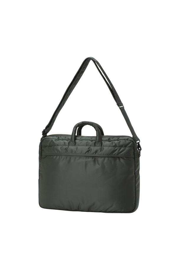 (PORTER) 탱커 2WAY 도큐먼트 백 - 그린은 일상과 비즈니스 모두에 활용 가능한 남성용 서류 가방입니다. 15인치 PC 및 태블릿/문서 수납이 가능하며, 탈부착 가능한 스트랩으로 2WAY 연출이 가능합니다. 그린 컬러의 무지 디자인에 나일론 소재를 사용하여, 클래식, 미니멀, 시크 스타일에 잘 어울립니다. 가방 내부에는 정품 파우치가 제공되며, 뒷면 지퍼 포켓으로 실용성을 더했습니다. 지퍼형 잠금 방식으로 소지품을 안전하게 보관할 수 있습니다.
