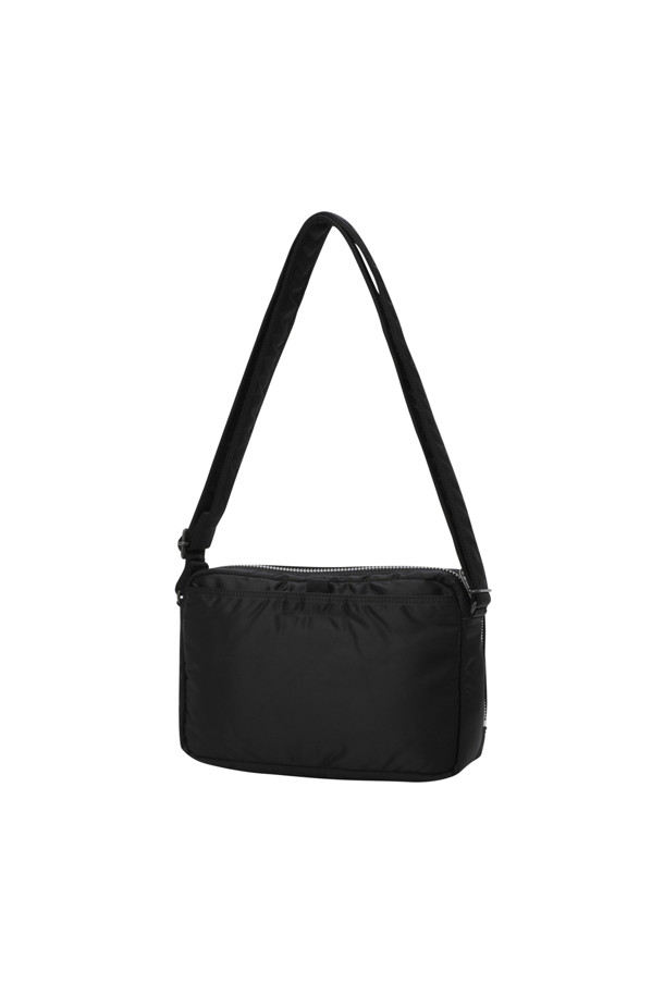 (PORTER) 탠커 슬링 백 W 지퍼 - 블랙은 미니멀하고 시크한 스타일을 추구하는 남성을 위한 슬링백입니다. 여행룩이나 비즈니스 캐주얼에 잘 어울리며, 사각 모양에 무지 패턴으로 디자인되어 깔끔한 느낌을 줍니다. 가볍고 내구성이 뛰어난 식물성 나일론 소재를 사용하여 일상과 여행에서 편안하게 사용할 수 있습니다. 지퍼형 잠금 방식과 뒷면 포켓으로 수납 기능을 더해 실용성을 높였으며, 미디엄 사이즈로 소지품을 효율적으로 보관할 수 있습니다.
