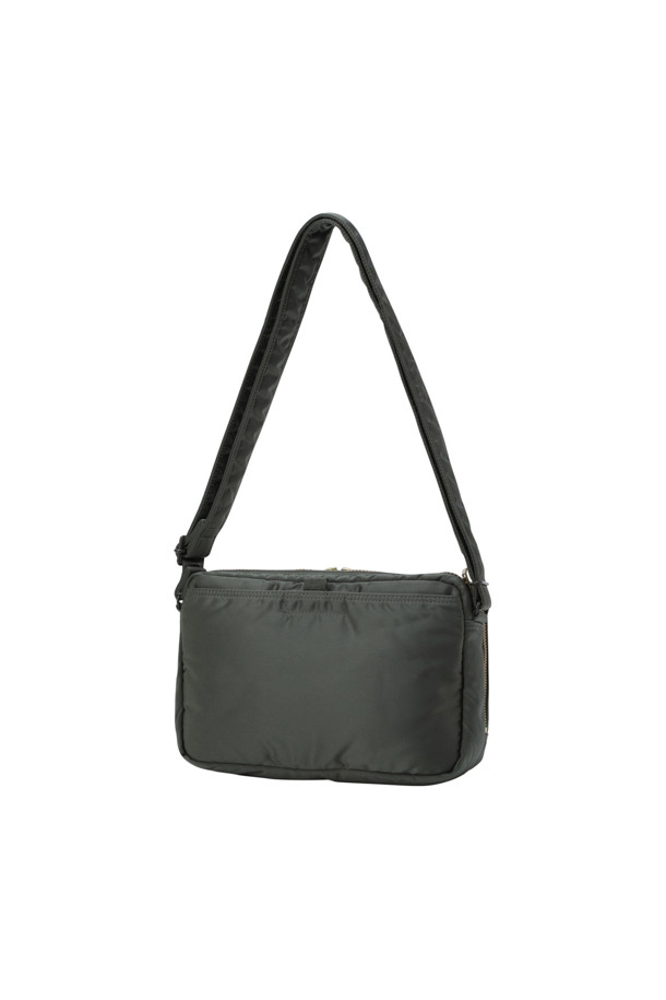 (PORTER) 탠커 슬링 백 W 지퍼 - 그린은 미니멀하고 캐주얼한 스타일을 추구하는 남성 여행룩에 완벽한 슬링백입니다. 식물성 나일론 소재를 사용하여 제작되었으며, 미디엄 사이즈의 사각 형태에 무지 패턴으로 깔끔함을 더했습니다. 지퍼형 잠금 방식으로 소지품을 안전하게 보관할 수 있으며, 뒷면 포켓이 있어 실용성을 높였습니다. 탠커 슬링 백은 일상과 여행 모두에서 활용 가능하며, 심플한 디자인으로 어떤 스타일에도 잘 어울립니다.
