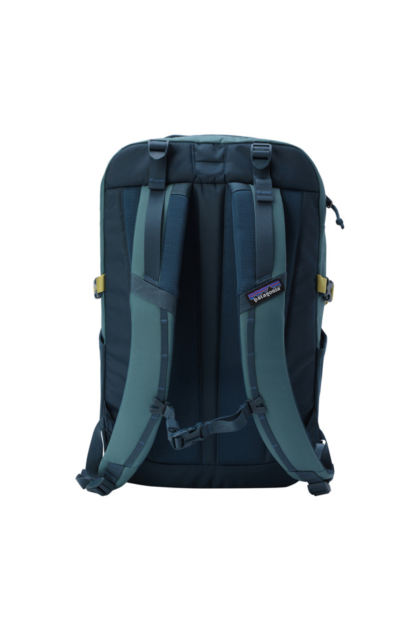 Refugio Daypack 30L - 르푸지오 데이팩 30L - 웬틀랜드 블루는 일상, 여행, 바이크 활동에 적합한 남성용 데이백입니다. 30L의 넉넉한 수납 공간과 15인치 노트북 수납이 가능한 실용성을 갖췄으며, 통기성이 뛰어난 패드와 물주머니 걸이를 지원합니다. 사각 형태에 무지 디자인으로 미니멀하고 캐주얼한 스타일을 연출하며, 웬틀랜드 블루 컬러가 세련된 여행룩을 완성합니다. 지퍼형 잠금 방식으로 안전하게 소지품을 보관할 수 있으며, 바이크 라이트 클립을 제공하여 야간에도 안전하게 라이딩을 즐길 수 있습니다. 나일론 소재로 제작되어 내구성이 뛰어나며, 튼튼하게 제작되어 오랫동안 사용하실 수 있습니다.
