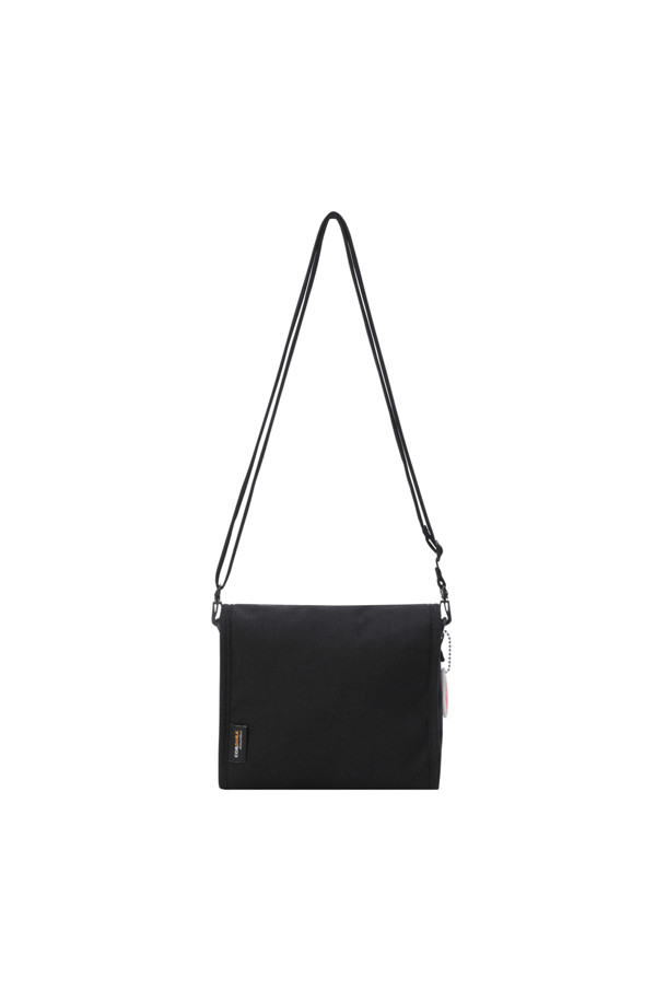 **CORDURA CANVAS SHOULDER BAG (CREMIEUX) - BLACK**는 500 데니어 코듀라와 나일론 소재로 제작된 여성 숄더백입니다. 가볍고 튼튼하며, 사각형 디자인에 벨크로 및 스냅 잠금 방식을 갖추었습니다. 조절 가능한 어깨끈과 메쉬 내부 포켓이 있어 실용적이며, 블랙 색상의 무지 디자인으로 어떤 스타일에도 잘 어울립니다.
