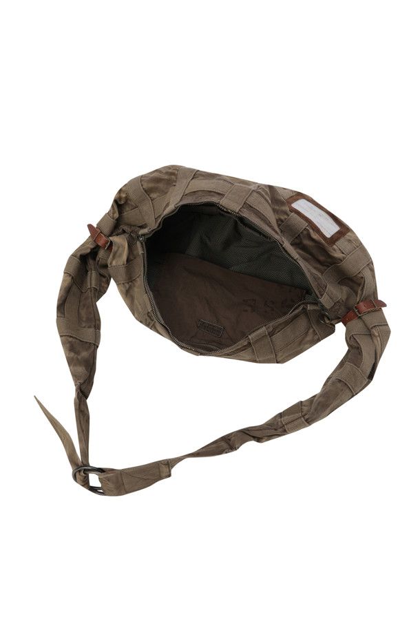 (캐피탈) 코튼 웨더 프리즈너-크래프트 탓터솔 스너프 가방은 남성을 위한 미디엄 사이즈 숄더백입니다. 그레이베이지 컬러에 코튼 소재로 제작되었으며, 위장무늬와 그래픽 패턴이 돋보입니다. 웨빙 디자인 장식과 O-링 버클 디테일이 특징이며, 지퍼형 잠금 방식과 조절 가능한 숄더 스트랩이 있어 크로스바디 또는 숄더백으로 활용 가능합니다. 여행, 산책, 동네 마실 등 다양한 TPO(Time, Place, Occasion)에 맞춰 캐주얼, 시티보이, 고프코어 스타일을 연출할 수 있습니다.
