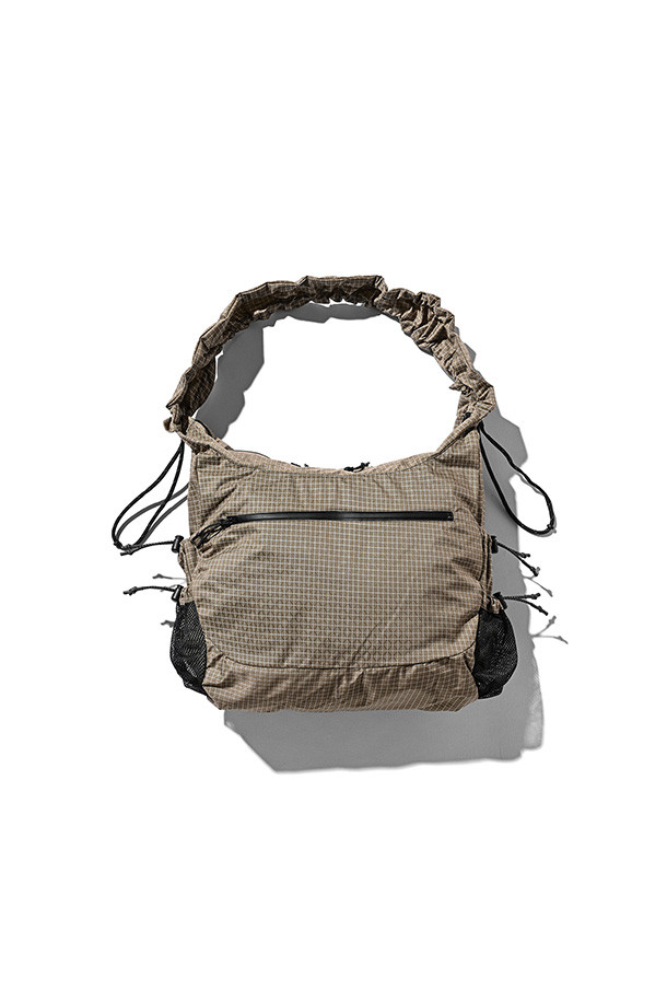 (CLESSTE) 다이네마 애슬레틱 백 - 베이지는 미니멀하고 스포티한 무드의 남성용 스포츠 백입니다. 다이네마 소재를 사용하여 무게를 줄여 경량성을 높였으며, 피트니스 및 일상에서 활용하기 좋은 실용적인 디자인입니다. 베이지 컬러에 사각형 모양으로, 지퍼형 잠금 방식을 갖췄습니다. 피트니스룩에 잘 어울리며, 다양한 스타일 연출이 가능합니다. 다이네마 소재 특유의 고급스러운 질감과 디자인이 특징입니다.
