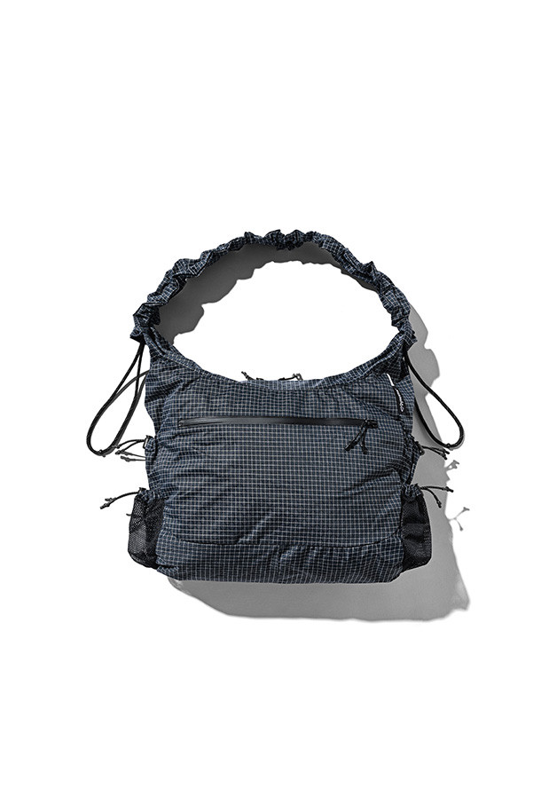 (CLESSTE) 다이니마 애슬레틱 백 - 네이비는 미니멀하고 스포티한 스타일을 추구하는 남성들을 위한 가방입니다. 가볍고 내구성이 뛰어난 다이니마 섬유를 사용하여 제작되었으며, 사각 형태의 디자인과 네이비 컬러가 특징입니다. 13인치 노트북 수납이 가능하며, 총 5개의 포켓과 멀티 수납 공간을 갖춰 일상 및 운동 시 편리하게 활용할 수 있습니다. 피트니스룩과 출근룩에 모두 잘 어울리며 구조적인 실루엣을 통해 시티보이 룩을 연출할 수 있습니다. 지퍼형 잠금 방식으로 소지품을 안전하게 보관할 수 있습니다.
