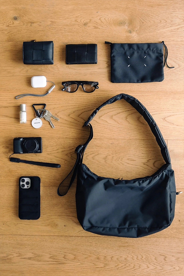 (RESTOCK) (클레스테) 홀리데이 백 - 블랙은 일상과 출근룩, 여행룩에 모두 잘 어울리는 미니멀하고 시티보이, 캐주얼 스타일의 가방입니다. 옥스포드와 나일론 소재를 사용하여 튼튼하며, 사계절 내내 활용하기 좋습니다. 11인치 아이패드 수납이 가능하며, 내부 4개의 포켓과 이어폰 포켓이 있어 실용적인 수납력을 자랑합니다. 가방은 지퍼형으로 잠금이 가능하며, 카라비너 디자인으로 포인트를 더했습니다. 미디엄 사이즈의 사각 형태 가방으로, 데일리 백으로 활용하기 좋습니다.
