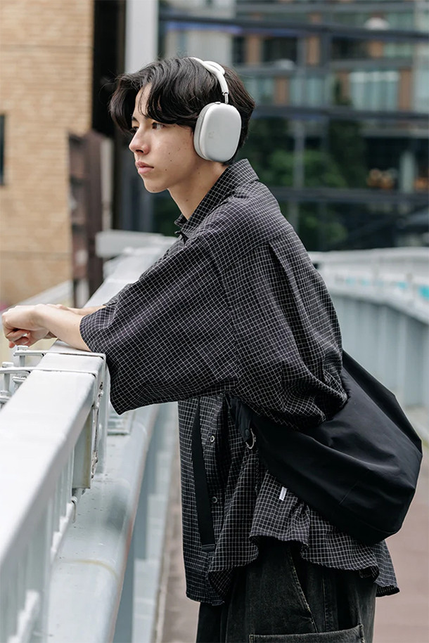 (CLESSTE) 소프트 쉘 2웨이 시스템 숄더백 - 블랙은 미니멀하고 시크한 스타일을 추구하는 남성들을 위한 숄더백입니다. 부드러운 폴리에스테르 소재로 제작되어 고기능성, 신축성, 내구성 및 유연성을 제공합니다. 2WAY 디자인으로 다양한 연출이 가능하며, 노트북 수납 공간을 갖춰 출근룩에 적합합니다. 탈부착 가능한 키링과 2개의 외부 포켓, 내부 지퍼 및 분할 포켓으로 실용성을 더했습니다. 블랙 색상의 무지 디자인에 지퍼형 잠금 방식으로 깔끔함을 더했습니다.
