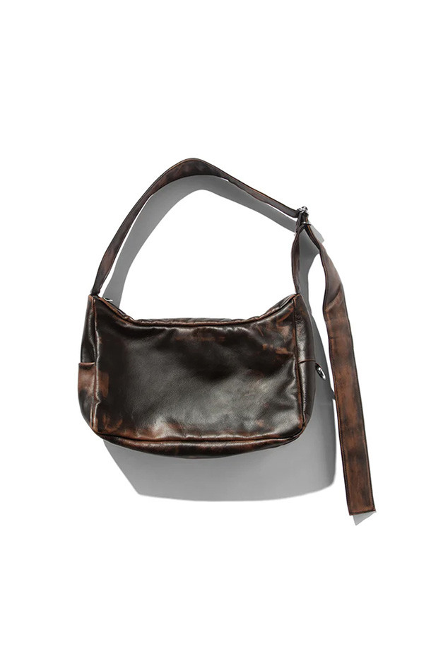 클레스티 빈티지 레더 홀리데이 백 - 브라운은 출근룩과 비즈니스 캐주얼에 어울리는, 클래식하고 미니멀한 스타일의 남성용 가방입니다. 11인치 아이패드 수납이 가능한 미디엄 사이즈의 사각 가방으로, 내부 4개의 포켓과 이어폰 포켓을 갖춰 실용성을 높였습니다. 넉넉한 수납공간과 더불어 마그네틱 잠금 방식과 카라비너 디자인으로 편의성을 더했습니다. 일본산 소가죽을 사용하여 수작업으로 제작되었으며, 브라운 컬러와 무지 패턴이 고급스러운 느낌을 자아냅니다.
