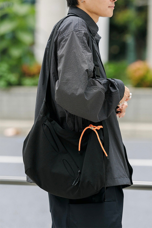 (CLESSTE) 소프트 쉘 퓨처 백 - 블랙은 미니멀, 클래식, 시크 스타일을 추구하는 남성을 위한 숄더백/크로스백입니다. 유기적인 타원형 포켓 디자인과 지퍼 디테일이 돋보이며, 고탄성, 내구성, 유연성을 갖춘 이중직 원단 TEXBRID를 사용하여 제작되었습니다. 미디엄 사이즈의 블랙 색상 무지 가방으로, 출근룩, 비즈니스 캐주얼, 여행룩 등 다양한 TPO에 활용 가능합니다. 가방 잠금 방식은 지퍼형이며, 숄더백 또는 크로스백으로 활용할 수 있어 실용적입니다.
