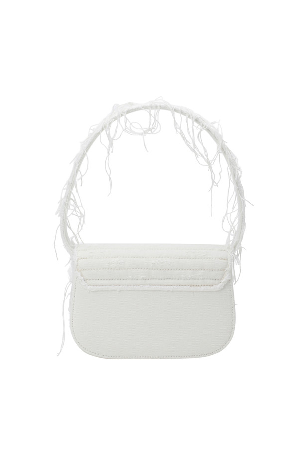 캔버스 소재와 가죽 트리밍의 조화가 돋보이는 1DR 아이코닉 숄더백입니다. 화이트 컬러에 퀼팅 패턴과 크리스탈, 로고 장식이 더해져 클래식하면서도 세련된 분위기를 연출합니다. 내부 슬립 포켓과 플랫 컴파트먼트가 있어 수납력을 높였으며, 크로스바디 스트랩으로 편안하게 착용할 수 있습니다.
