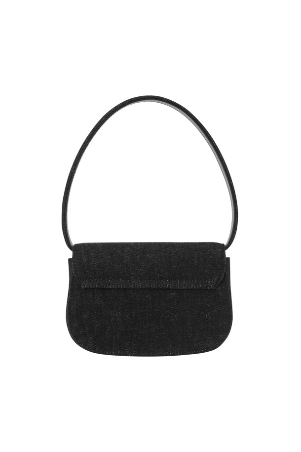 워싱 데님 소재와 블랙 컬러가 시크한 매력을 더하는 1DR 아이코닉 숄더백입니다. 가죽 소재와 미디엄 사이즈로 제작되어 실용성을 높였으며, D 플라크 장식과 빛바랜 효과가 빈티지한 무드를 연출합니다. 숄더 스트랩과 벨트 스트랩을 활용해 다양한 스타일링이 가능하며, 플랩 잠금 방식과 사각 쉐입으로 세련된 디자인을 완성했습니다.
