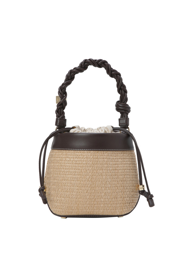 "Bou Bucket Bag - Tobacco Brown"은 라탄 소재의 스몰 사이즈 버킷백으로, 매듭 손잡이와 GANNI Butterfly 하드웨어 로고가 특징입니다. 캐주얼한 스타일에 끈 잠금 방식으로 디자인되었으며, 일상생활에서 편안하게 사용할 수 있습니다. 세련된 토바코 브라운 컬러는 어떤 스타일에도 잘 어울립니다.
