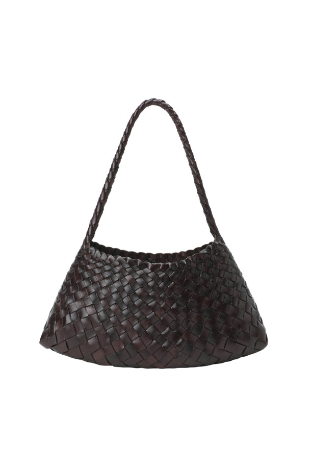 로산나 - 다크 브라운 (ROSANNA - DARK BROWN)은 소가죽과 버팔로 가죽을 직조 패턴으로 엮어 클래식한 무드를 연출하는 미디엄 사이즈의 바게트백입니다. 데이트룩, 모임룩 등 특별한 날에 어울리며, 미니멀 스타일을 선호하는 여성분들께 추천합니다. 다크 브라운 컬러가 고급스러운 분위기를 자아내며, 핸드메이드로 제작되어 견고함을 더했습니다. 가방 내부에는 안감이 없어 가볍고, 오픈형 잠금 방식과 세인트 크리스토퍼 메달 참 장식이 돋보입니다. 부드러운 가죽 소재로 제작되어 편안하게 사용할 수 있는 데일리 백입니다.
