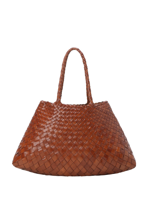 산타 크로스 빅 - 탄(SANTA CROCE BIG - TAN)은 여성용 가방으로, 라지 사이즈의 가죽 소재로 제작되었습니다. 탄(Tan) 컬러의 핸드메이드 가방으로, 불규칙한 가죽 직조 스트랩과 메달 참 장식이 돋보이는 디자인입니다. 오픈형 가방으로, 우아한 실루엣을 자랑하며 안감 처리는 되어 있지 않습니다. 쇼핑, 여행, 모임 등 다양한 TPO에 클래식, 미니멀, 리조트 스타일로 연출하기 좋습니다.
